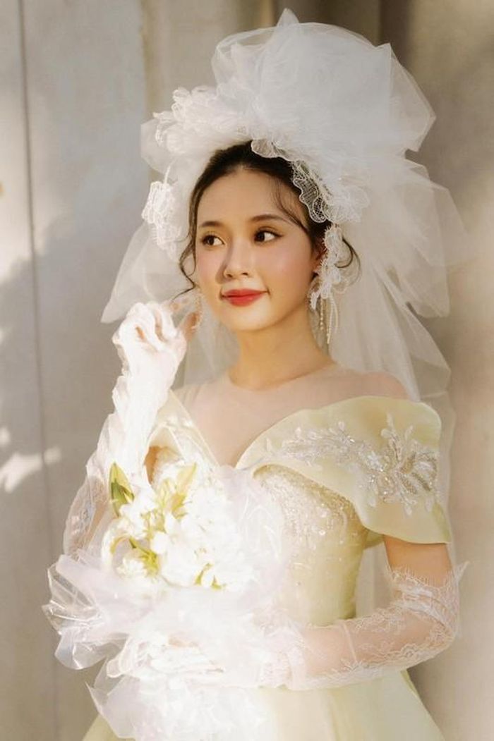 Đầu tháng 4 vừa rồi, nàng hot girl đời đầu cũng đăng tải bộ ảnh trong trang phục cô dâu, tuy nhiên lúc này nhiều người cho rằng cô chỉ đang đùa giỡn nhân ngày cá tháng 4 mà thôi.