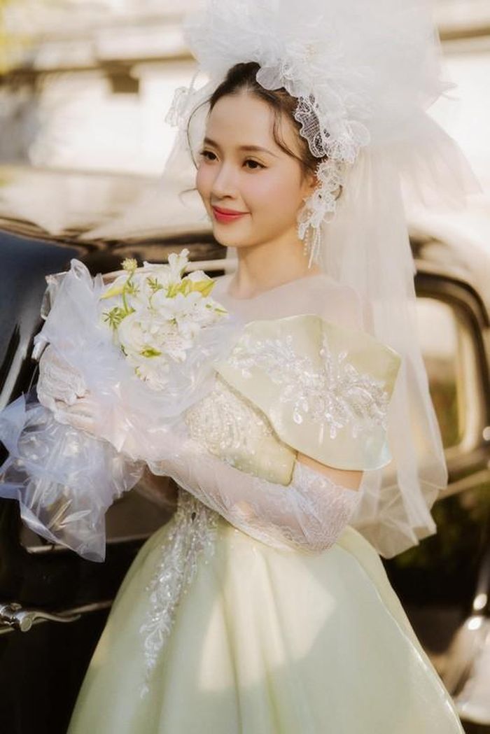 Trước đó, Midu cũng đã từng úp mở chuyện cưới chồng khi khoe thành quả là ngôi nhà mới xây: "Học thạc sĩ vừa xong, nhà cũng sắp xây xong. Ước mơ có căn nhà nhỏ view sông Q2 chiều chiều ngắm hoàng hôn sắp thành hiện thực. Xây nhà xong rồi chắc phải lo lấy chồng là vừa nhỉ".