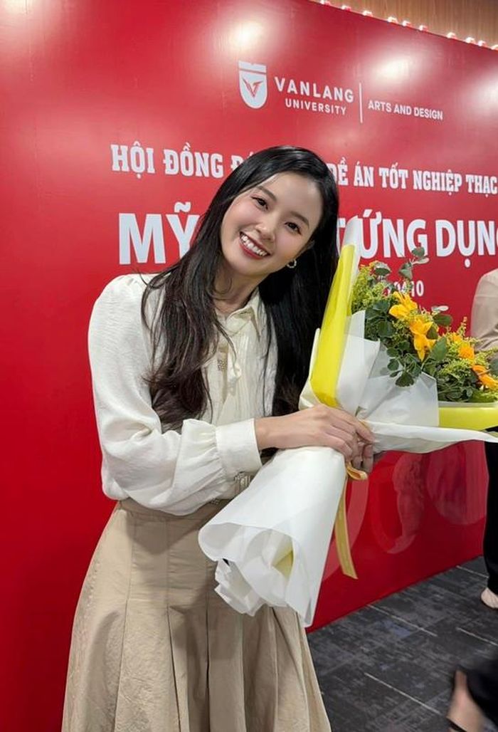 Mới đây, cô nàng cũng vừa mới hoàn thành 1 dấu mốc mới trên con đường sự nghiệp khi vừa tốt nghiệp thạc sỹ.