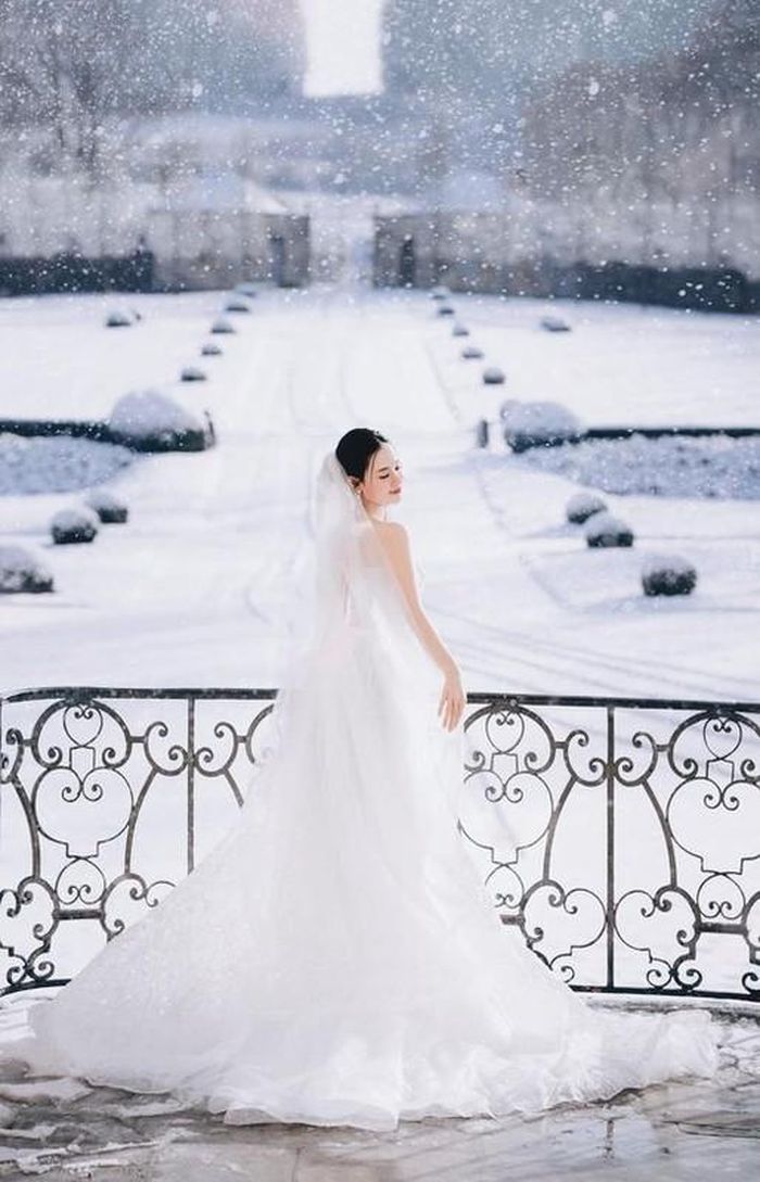Trong khoảnh khắc được chia sẻ, nữ diễn viên diện váy cưới màu trắng khoe nhan sắc trẻ trung giữa khung cảnh tuyết ngập trời. Nhiều người còn xuýt xoa khen ngợi khung cảnh như nàng công chúa trong tuyện tranh.