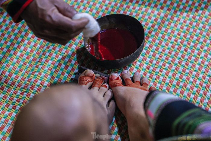 Già làng lấy bông gòn nhúng vào tô đồng đã hòa máu của con vật hiến sinh, quét lên chân của đôi vợ chồng ba lần. Như vậy, cuộc hôn nhân xem như đã có sự chứng giám và chúc phúc của thần linh.