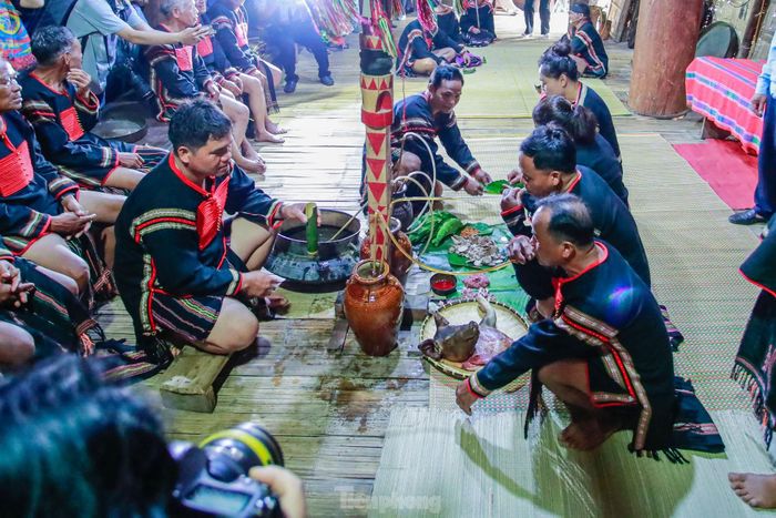 Sự chung vui bên những ché rượu cần của hai bên họ nhà trai, nhà gái và bữa cơm đầu tiên cùng gia đình nhà gái của đôi vợ chồng mới cưới.