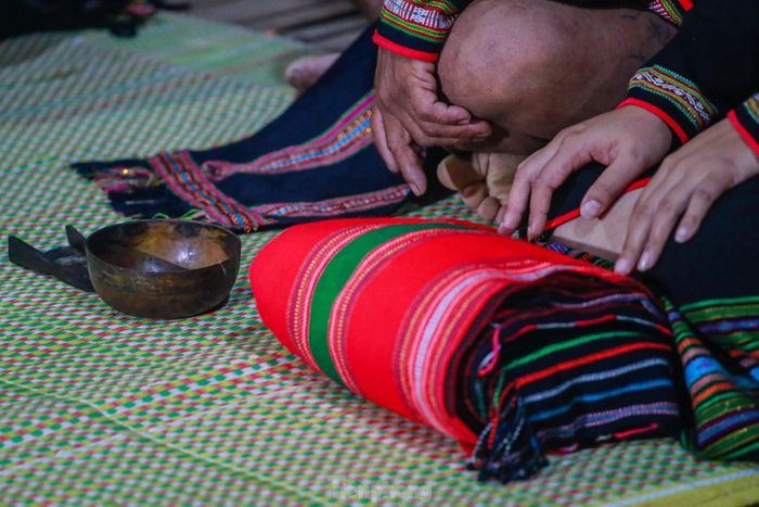 Ông Cậu (Dăm dei) thay mặt nhà gái nói chuyện với gia đình nhà trai, nhắc lại các khoản thách cưới, món nào đã đưa đủ, món nào còn thiếu, hôm nay nhà gái sẽ trả đầy đủ. Ông Cậu (Dăm dei) đại diện bố mẹ nhà gái xin phép họ nhà trai để rước rể về nhà vợ theo đúng phong tục truyền thống của dân tộc mình.