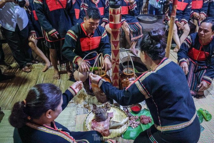 Từ nay chàng trai và cô gái đã chính thức trở thành vợ chồng, thịt heo đã ăn, rượu cúng đã uống.Theo tục lệ, nếu trong hôm nay, ngày mai có người nào trong buôn, ngoài buôn gây chuyện thì phải đền hết tất cả chi phí lễ vật rước rể hôm nay. Già làng thay mặt cho hai họ và đôi vợ chồng trẻ bày tỏ lòng cảm ơn và báo cho mọi người biết việc cưới xin đã xong xuôi tốt đẹp. Mọi người cùng ăn cơm và uống rượu chúc mừng hạnh phúc của đôi vợ chồng trẻ.