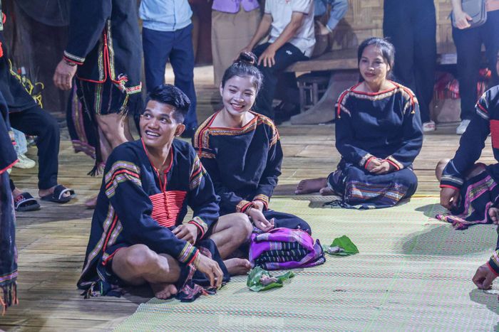 Đôi vợ chồng cầm mỗi người một cần rượu(già làng làm động tác trao cồng cho đôi trai gái) chiếc vòng đồng được đeo vào tay đôi vợ chồng trẻ với ý tuyên bố với họ hàng 2 bên và dân làng, đôi trái gái đã chính thức gọi nhau là vợ là chồng, phải thương yêu nhau không được đổi thay, cùng nhau siêng năng làm rẫy, nuôi dưỡng con cái, sống thủy chung.
