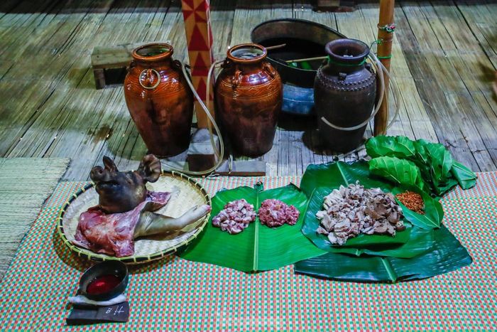 Công tác chuẩn bị lễ vật gồm 01 con heo, chuẩn bị 03 ché rượu cần cùng các lễ vật khác: chén đồng, thịt heo, 01 con gà; xôi, vòng đeo tay bằng đồng 13 cái, chăn thổ cẩm 03 cái, chiếu 05 cái…