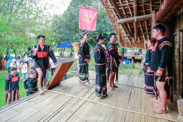 Theo phong tục của người Ê Đê, thông thường sau mùa rẫy, ngày rộng tháng dài, lúa gạo đầy kho, lại ủ được nhiều rượu ché, nhà đã chuẩn bị con bò, con heo, con gà.... những cô gái Ê Đê đi tìm những chàng trai, sau khi tìm được chàng trai ưng cái bụng của mình thì những cô gái thưa với bố, mẹ để được đi hỏi chồng, khi được đôi bên đồng ý cô gái Ê Đê sẽ về nhà chồng để ở dâu từ 01 đến 03 năm (tùy vào sự thỏa thuận của 2 bên gia đình). Nhà trai được thách cưới và nhà gái sẽ lo mọi chi phí cưới, hỏi mới được làm lễ rước rể về nhà.