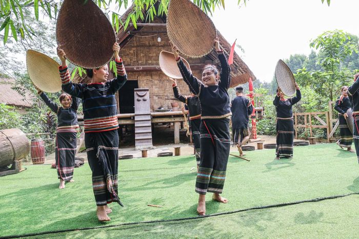 Các tiết mục văn nghệ đặc sắc, truyền thống của người dân Ê Đê được tái hiện tại Làng Văn hóa - Du lịch các dân tộc Việt Nam (Đồng Mô, Sơn Tây, Hà Nội).