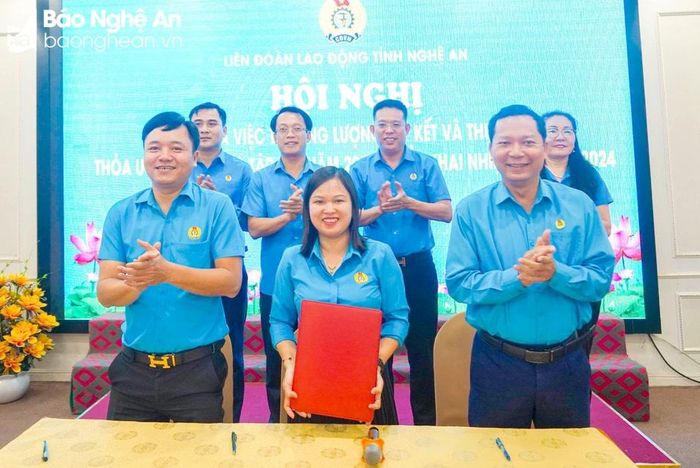  Đại diện các đơn vị ký cam kết thi đua nâng cao chất lượng ký kết, thực hiện thỏa ước lao động tập thể. Ảnh: Diệp Thanh 