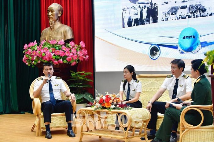 Phó Tổng giám đốc Tổng công ty hàng không Việt Nam, Đoàn trưởng Đoàn bay 919 Tô Ngọc Giang thông tin về quá trình phát triển và định hướng của Đoàn bay 919 trong ngành hàng không dân dụng Việt Nam. Ảnh: BNEWS phát