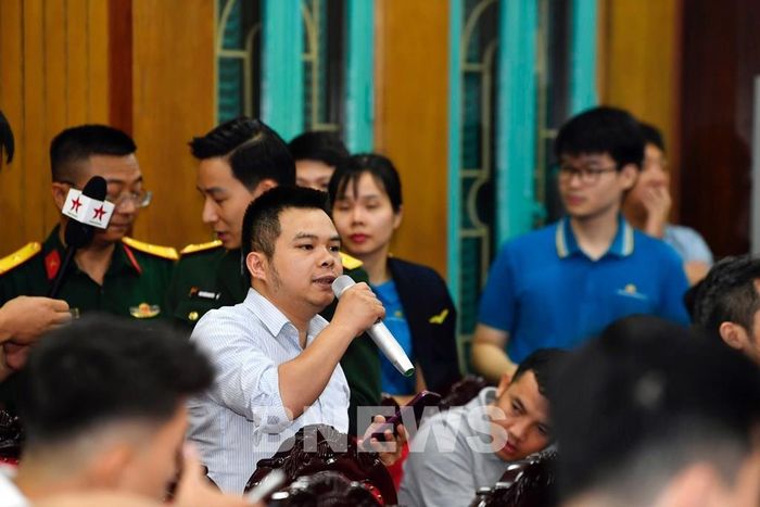 Chương trình mang tới cơ hội giao lưu giữa khán giả và các thế hệ Trung đoàn Không quân vận tải 919 trước đây và Đoàn bay 919 hiện nay. Ảnh: BNEWS phát