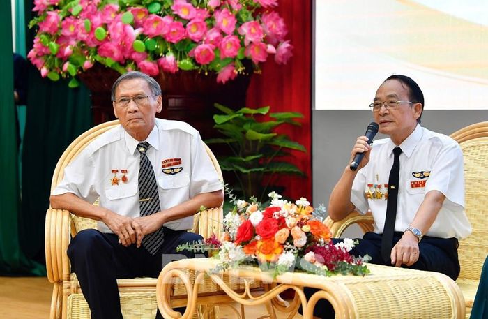 Ông Phạm Huy Vận, nguyên phi công, nguyên Phó Đoàn trưởng Đoàn bay 919 ôn lại lịch sử hình thành của Trung đoàn Không quân vận tải 919 và được Đoàn bay 919 kế thừa, tiếp nối. Ảnh: BNEWS phát