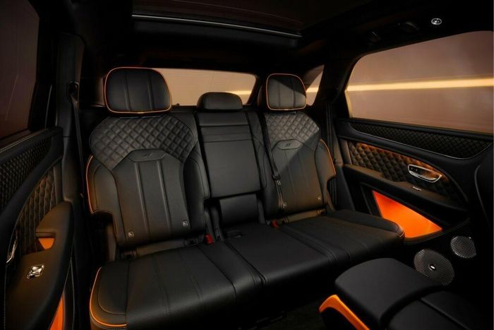 Bentley cũng bổ sung gói Chrome tối màu mới làm tiêu chuẩn và bổ sung thêm các chi tiết nội thất bằng kim loại. Khách hàng sẽ có thể lựa chọn giữa ba hệ thống âm thanh có sẵn, bao gồm cả hệ thống âm thanh hàng đầu của Naim.