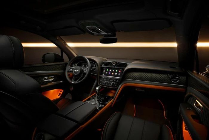 Cabin của chiếc SUV bao gồm da Beluga sang trọng với những đường khâu, đường ống tương phản và logo chữ 'S' thêu trên ghế. Ngoài ra còn có các chi tiết dệt bằng sợi carbon mới trên bảng điều khiển trung tâm.