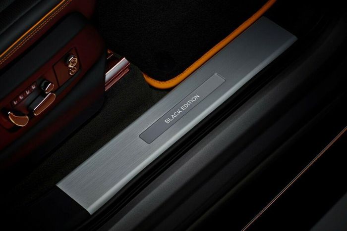 Bentley cũng đã bổ sung chế độ lái Sport mới hứa hẹn cải thiện cảm giác lái, giảm độ rung thân xe và mang lại khả năng vào cua tốt hơn. Hệ thống truyền lực mô-men xoắn bằng phanh cũng đã được hiệu chỉnh lại và ống xả thể thao đạt tiêu chuẩn.