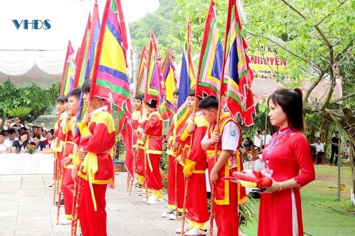 Trong trang phục xưa - đội quân mừng chiến thắng trở về.