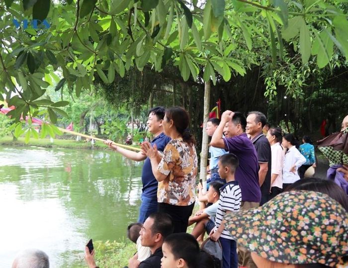 Người dân hò reo cổ vũ nhiệt tình.