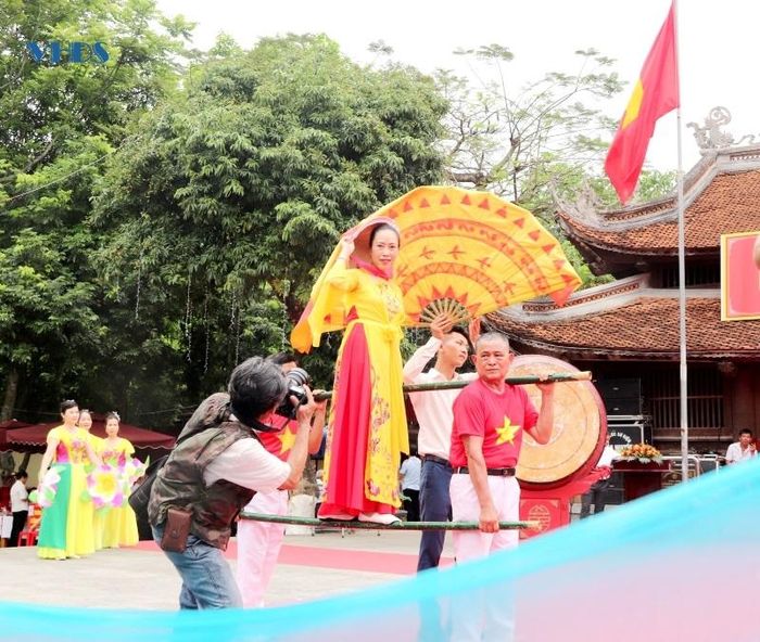 Một nhiếp ảnh gia đã kịp thời lưu lại hình ảnh đẹp, tiết mục văn nghệ đặc sắc của người dân làng Đan Nê tại Lễ hội Đền Đồng cổ năm 2024.