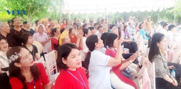 Các đại biểu và đông đảo Nhân dân, du khách phấn khởi thưởng thức các chương trình nghệ thuật đặc sắc.