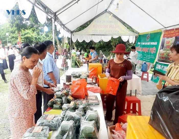 Ngoài ra, Ban Tổ chức Lễ hội Đền Đồng Cổ còn trưng bày nhiều gian hàng giới thiệu, bán các sản phẩm đặc trưng và đã được công nhận sản phẩm OCOP của huyện cho người dân mua sắm, thưởng thức.