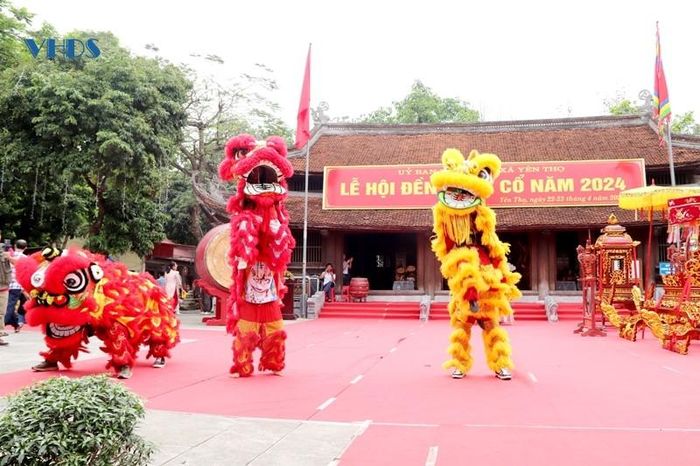 Các thanh niên và học sinh múa Lân trong tiếng nhạc sôi động, tái hiện không khí phấn khởi mừng chiến thắng chống giặc ngoại xâm của Vua Hùng.