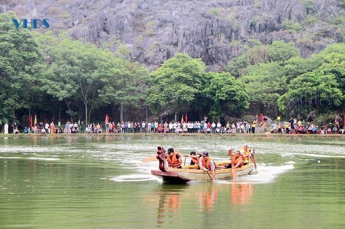 Đặc biệt, cuộc thi đua thuyền trên hồ Bán Nguyệt với 3 đội đua tham gia đã thu hút đông đảo khán giả cổ vũ.