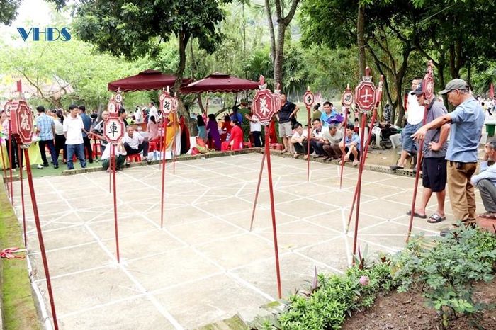 Phần hội còn có phần thi đánh cờ người - trò chơi dân gian thu hút nhiều bậc cao niên tham gia.