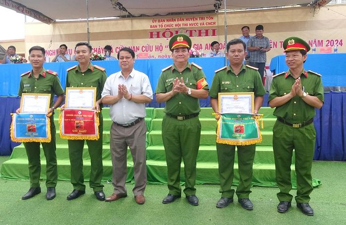 Trao giải cho các đội