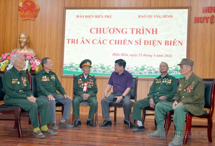 Đại tá Nguyễn Văn Dưỡng, Cựu chiến binh Quảng Bình trao đổi, trò chuyện với các Chiến sĩ Điện Biên đang cư trú trên địa bàn huyện Điện Biên.