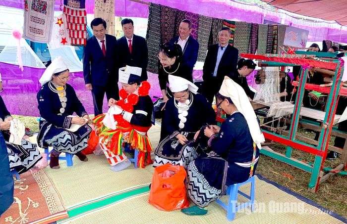  Na Hang khôi phục, phát triển nghề thêu trang phục truyền thống của đồng bào các dân tộc Dao Đỏ, Dao Tiền.