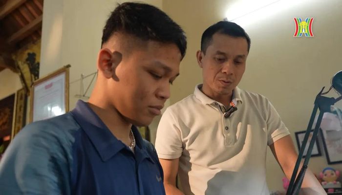 Nghệ nhân Tuấn Anh chỉ dạy nghề cho học viên
