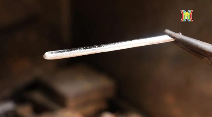 Thanh bạc sau khi đã đun chảy và đổ thành khuôn