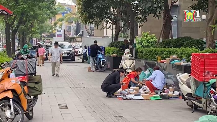 Tình trạng xuống cấp, lộn xộn trên vỉa hè phố Láng Hạ.