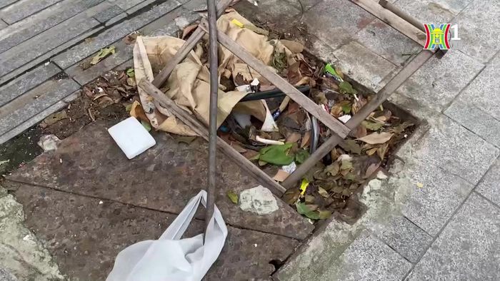 Nhiều đoạn vỉa hè đã nát vụn, ảnh hưởng đến việc đi lại của người dân.