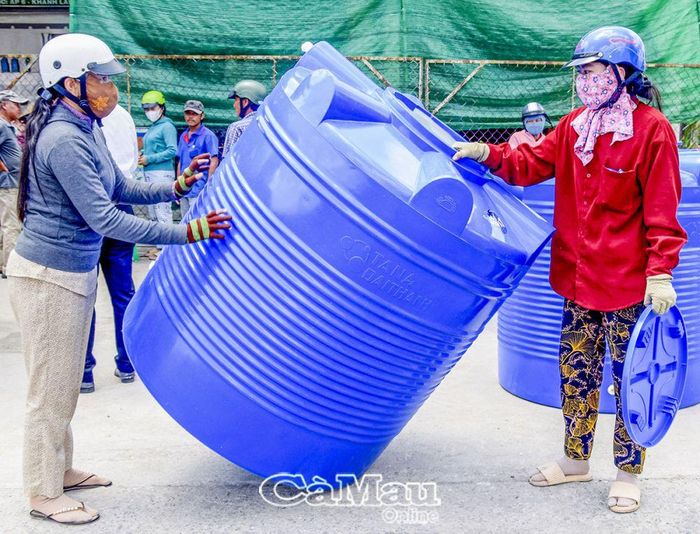 Ðược hỗ trợ bồn chứa nước, nhưng do ở xa lộ lớn, người dân gặp khó khăn trong vận chuyển cũng như trữ nước sinh hoạt.