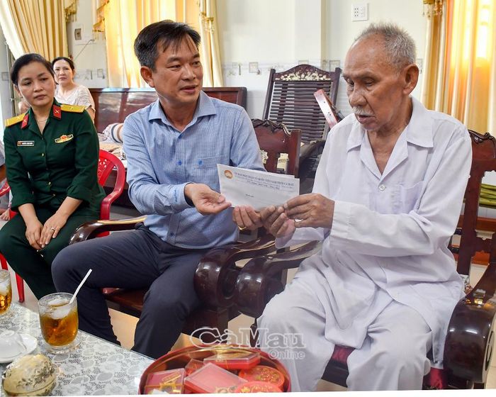 Ông Nguyễn Văn Khởi, Phó chủ tịch Ủy ban MTTQ Việt Nam tỉnh, thăm, tặng quà ông Nguyễn Tấn Trạch, Khóm 3, Phường 4, TP Cà Mau.