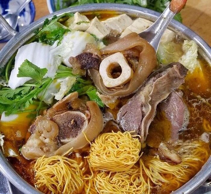 Lẩu bò Sài Gòn. (Ảnh: B.L)