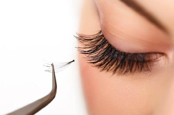 Nối mi đơn giản, hiệu quả nhưng không duy trì được lâu dài.