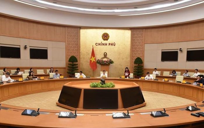 Tính toán cặn kẽ thời điểm điều chỉnh giá một số mặt hàng, dịch vụ thiết yếu. Ảnh VGP/Trần Mạnh