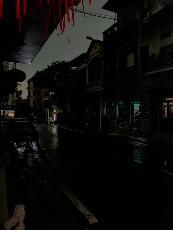  Giữa trưa nhưng trời tối như đêm. Ảnh: KIM LIÊN 