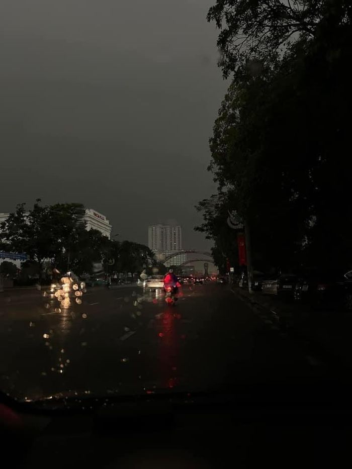  Xe cộ phải bật đèn để đi trưa 24-4 tại TP Việt Trì. Ảnh: HÀ VĂN ĐỒNG 