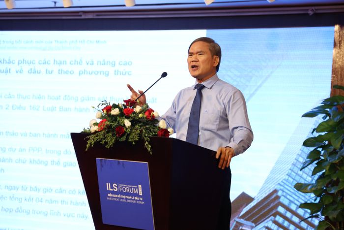  PGS-TS Dương Đăng Huệ trình bày tại diễn đàn. Ảnh: M.HOA 