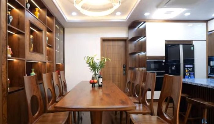 Bàn ăn bằng gỗ óc chó đủ chỗ cho khoảng 8 người.