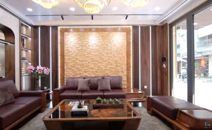 Một điểm đặc biệt nữa trong phòng khách là bức tranh gỗ mosaic tạo ra hiệu ứng lồi lõm đẹp mắt.