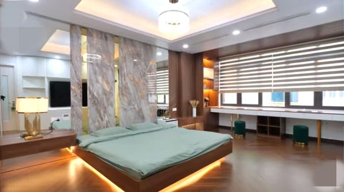 Phòng ngủ của con trai gia chủ có chiếc giường thiết kế lơ lửng.