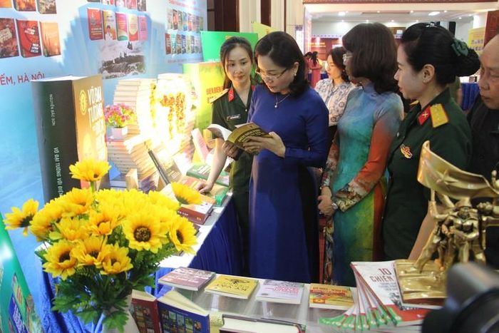 Các đại biểu tham quan gian trưng bày, triển lãm sách báo, tư liệu.