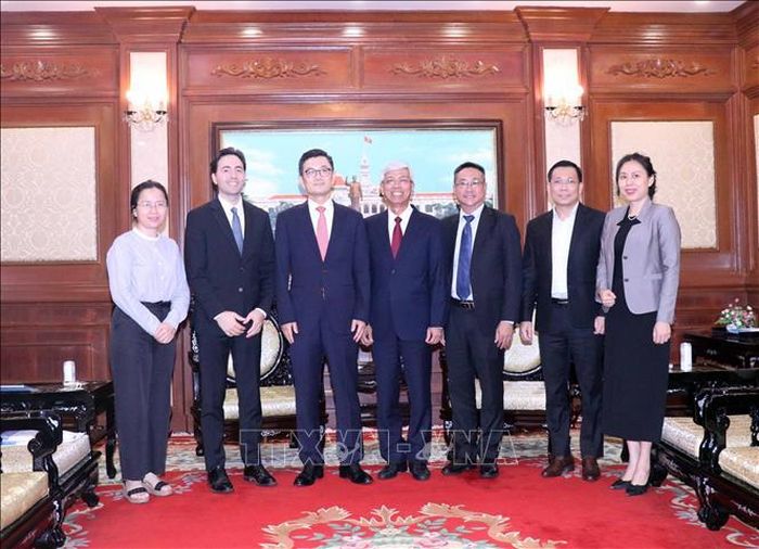 Ông Võ Văn Hoan (giữa), Phó Chủ tịch UBND Thành phố Hồ Chí Minh tiếp ông Jeong-Kee Kim (thứ 3 từ trái sang), Giám đốc điều hành CityNet.