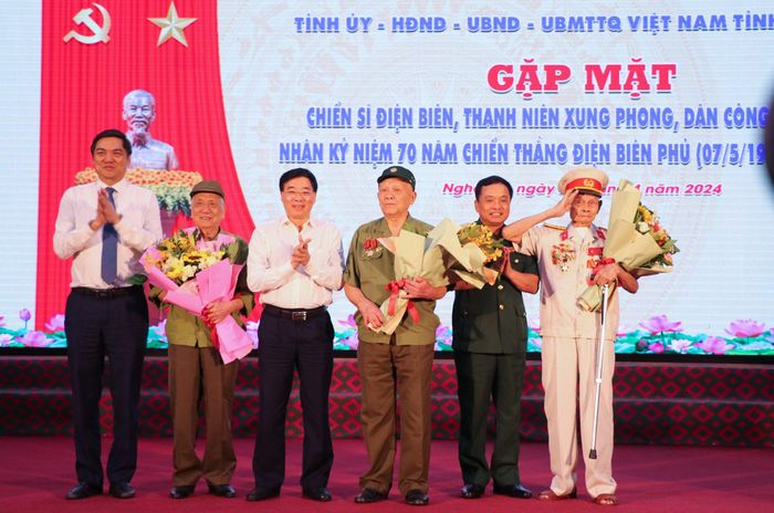 Lãnh đạo Quân khu 4 và tỉnh Nghệ An tặng hoa tri ân các đại biểu cựu chiến binh, thanh niên xung phong Điện Biên Phủ. 