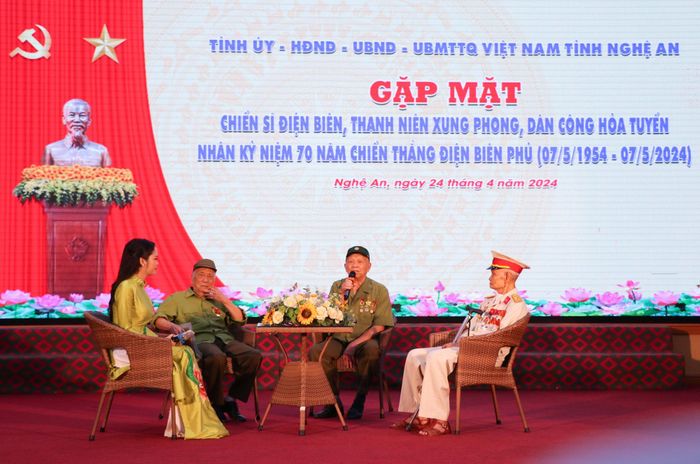Giao lưu với các nhân chứng lịch sử trực tiếp tham gia Chiến dịch Điện Biên Phủ.