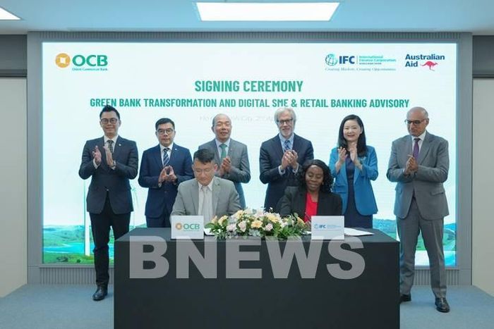 Đại diện OCB và IFC thực hiện ký kết thỏa thuận tư vấn chuyển đổi ngân hàng xanh và dịch vụ ngân hàng số.